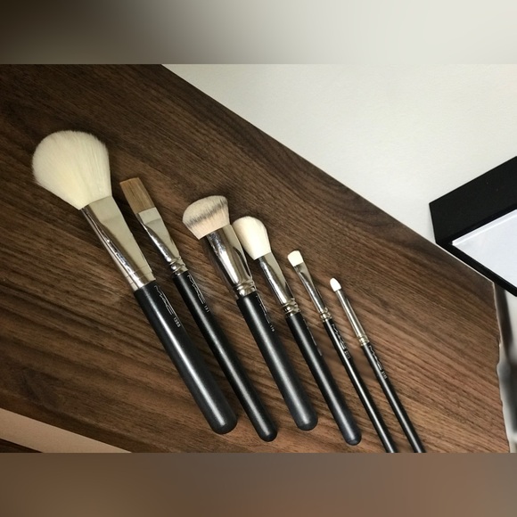 M.A.C Brush - Picture 2 of 3